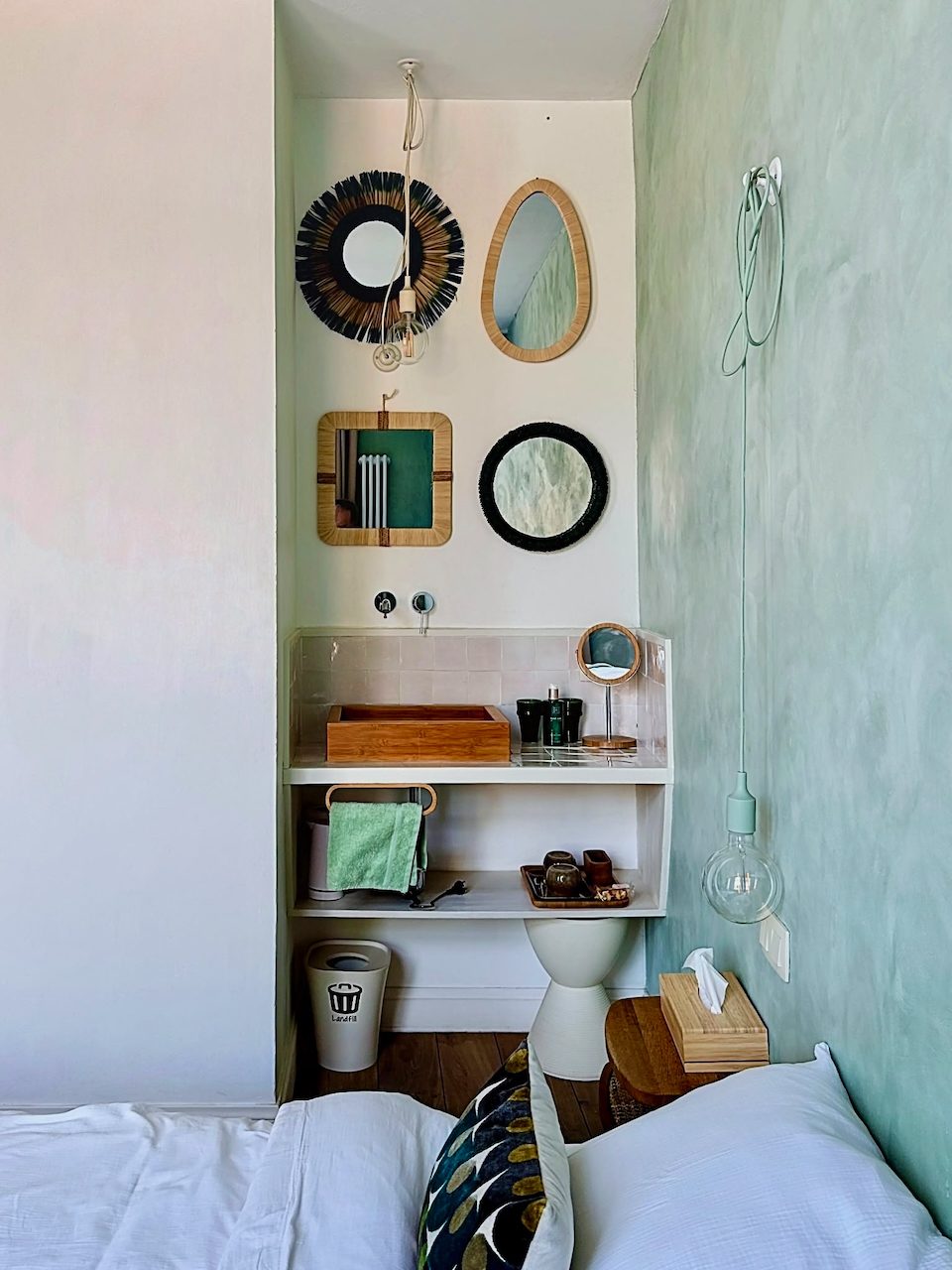 Terrace Room — washbasin nook with mirrors